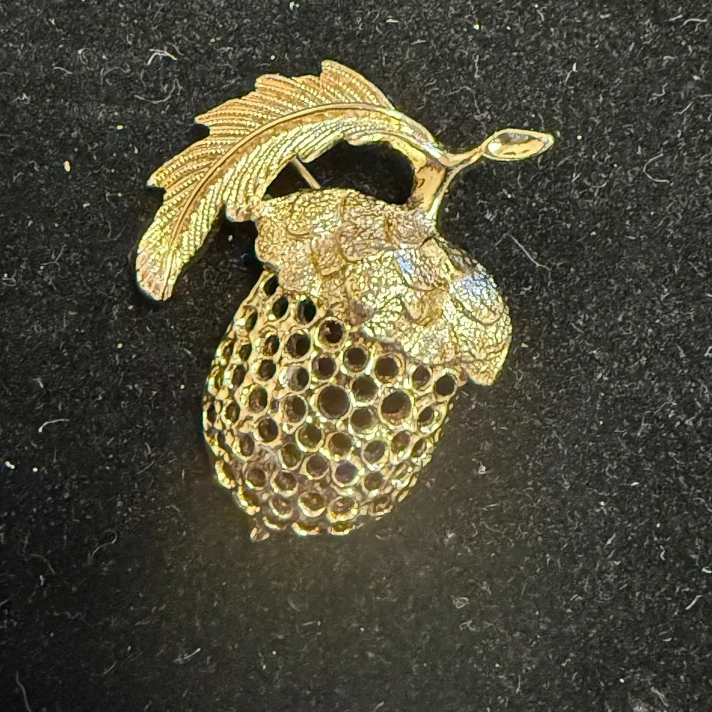 Vintage‎ Sarah Coventry Gold Tone Acorn Leaf Brooch Textured Openwork Fall Pin